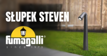 Słupek ogrodowy Fumagalli Steven zamontowany na trawniku, z widocznym dużym napisem SŁUPEK STEVEN oraz logo marki Fumagalli.
