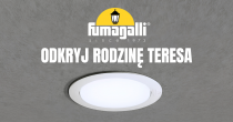 Grafika przedstawiająca białą, wpuszczaną lampę sufitową na szarym, teksturowanym tle. U góry znajduje się logo Fumagalli oraz biały napis w języku polskim: "ODKRYJ RODZINĘ TERESA".